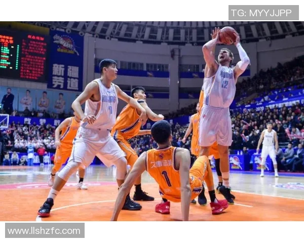 江苏龙与新疆飞虎激战正酣谁能在赛场上笑到最后