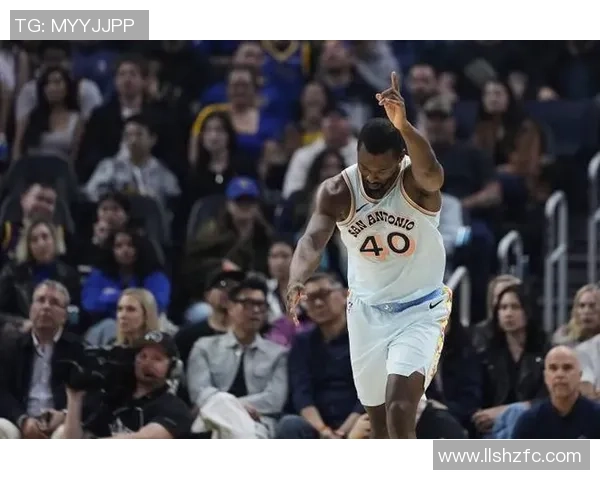 马刺与灰熊季后赛第三场激战回顾球员表现与战术分析