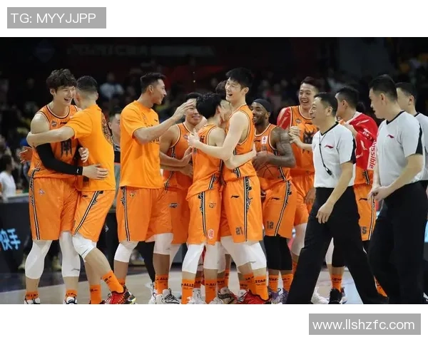 篮球明星机场现身引发粉丝热潮亲密互动尽显人气魅力